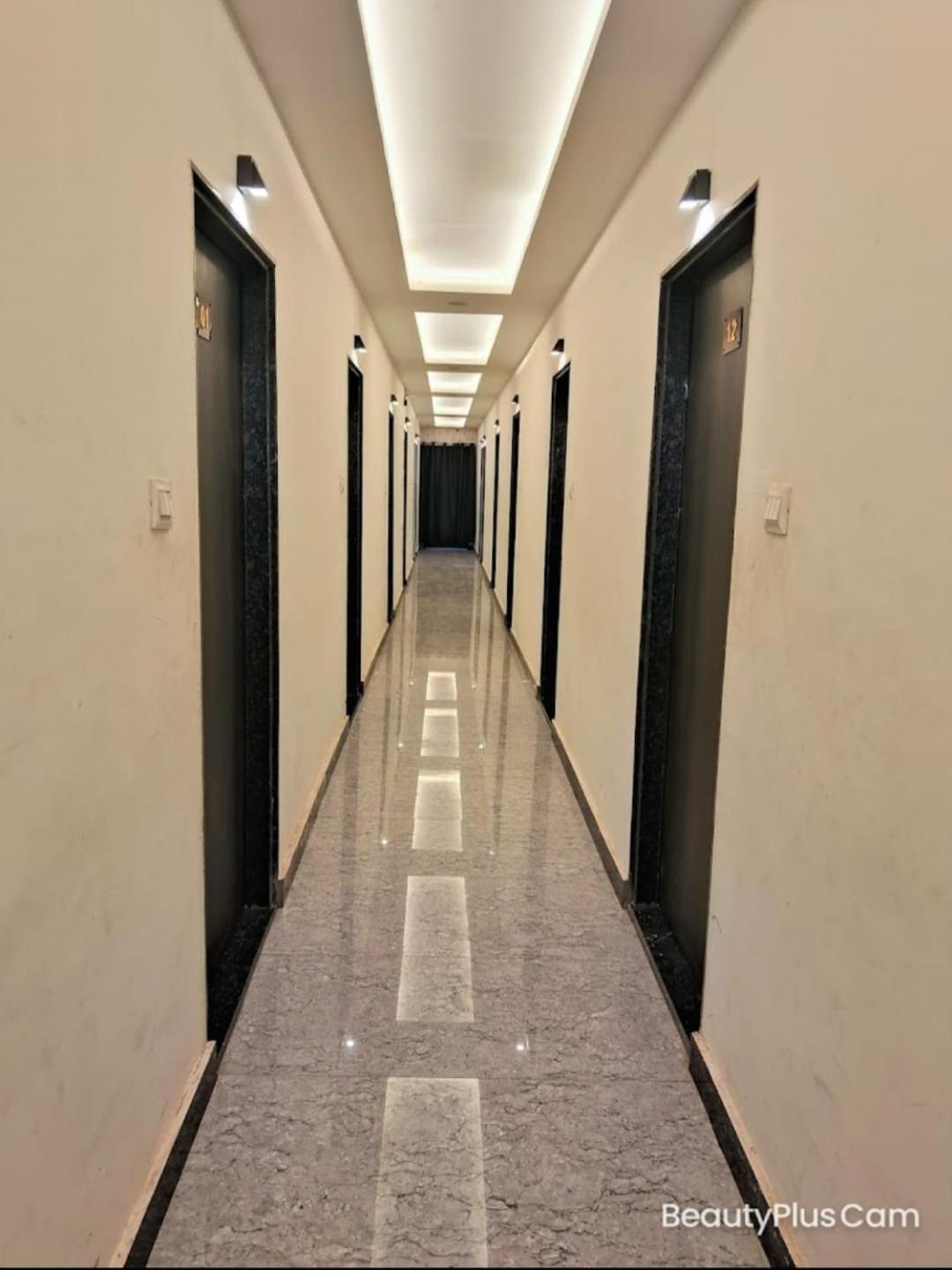 Hotel Shiv Mangalam Near Kashi Vishwanath Tample Benares Buitenkant foto