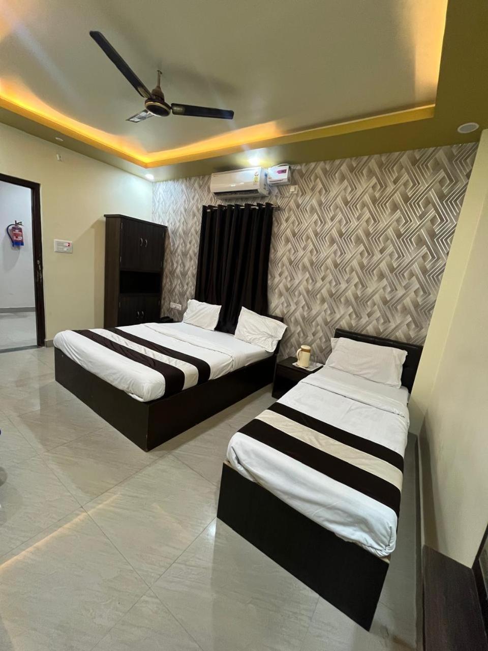 Hotel Shiv Mangalam Near Kashi Vishwanath Tample Benares Buitenkant foto