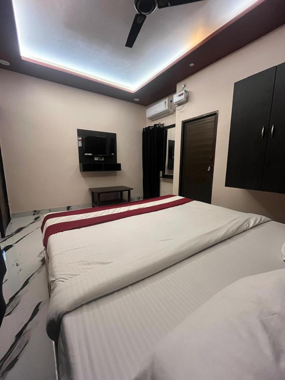 Hotel Shiv Mangalam Near Kashi Vishwanath Tample Benares Buitenkant foto