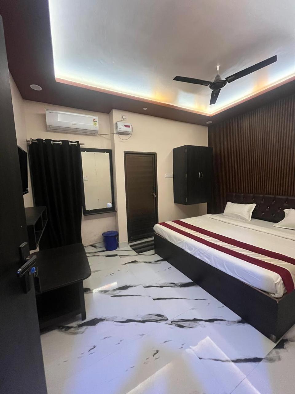 Hotel Shiv Mangalam Near Kashi Vishwanath Tample Benares Buitenkant foto